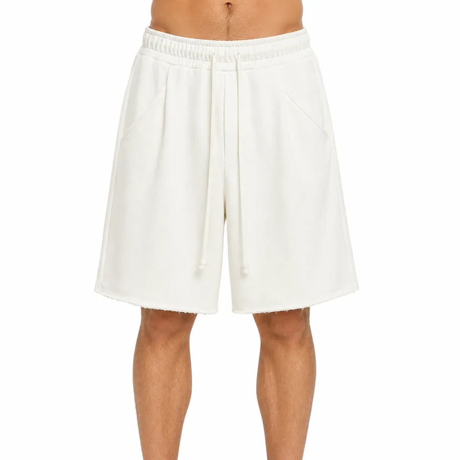 Fotografie de catalog: pantaloni albi oversized cu cusătură frontală și șnur lung.