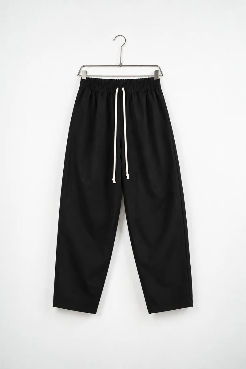 Pantaloni baggy bărbați negri, vedere frontală pe umeraș, în catalogul editorial.