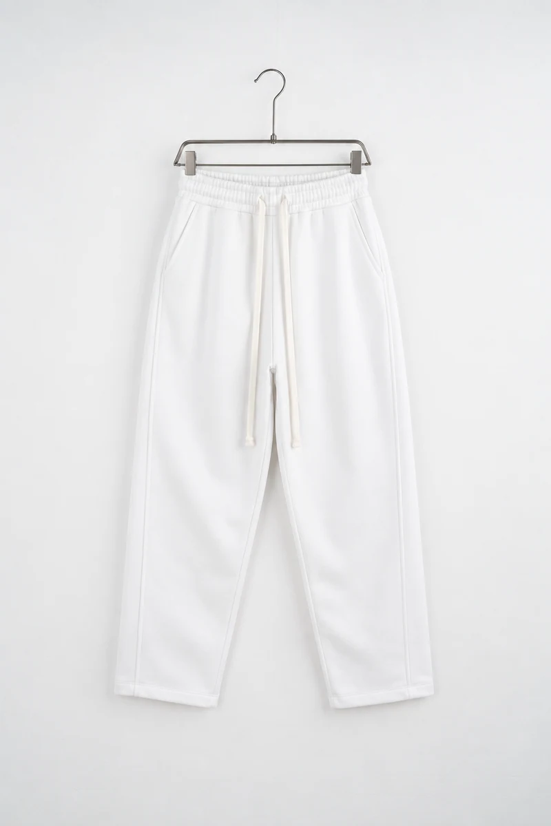 Vedere frontală pe umeraș: pantaloni baggy felpați bărbați albi.