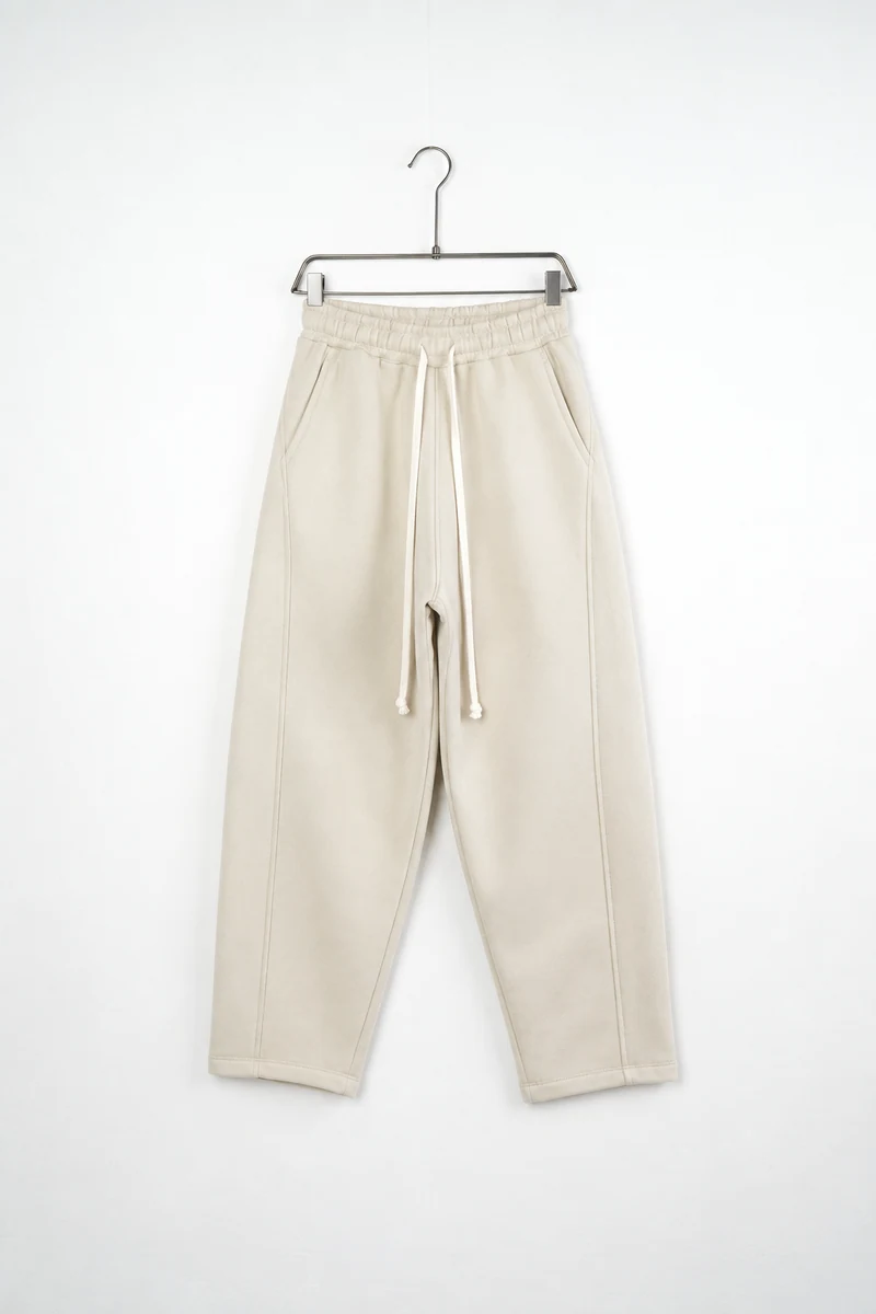 Pantaloni baggy felpați bărbați bej, vedere frontală pe umeraș, în catalogul editorial.