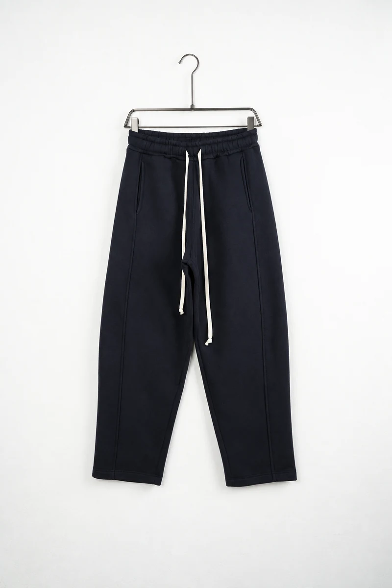 Imagine de prezentare: pantaloni baggy felpați bărbați bleumarin închis; vedere frontală pe umeraș.
