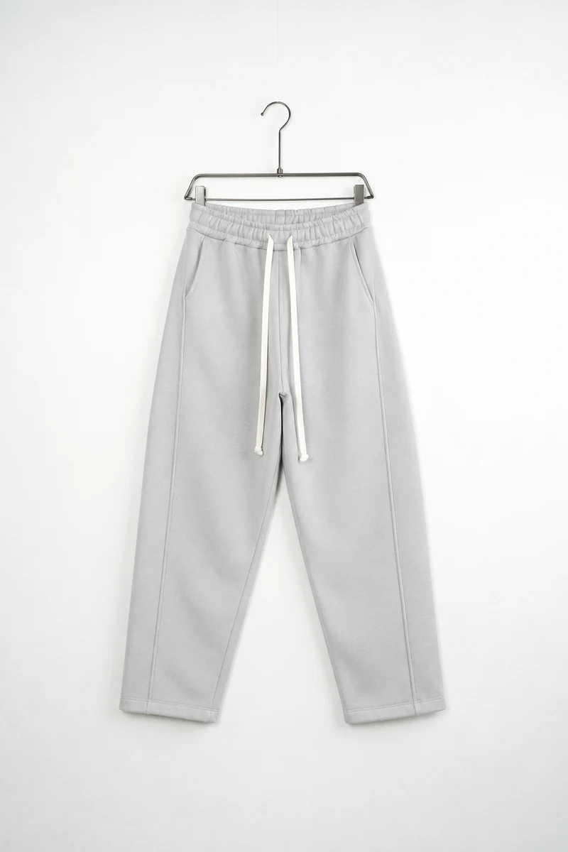 Vedere frontală pe umeraș a modelului: pantaloni baggy felpați bărbați gri gheață.