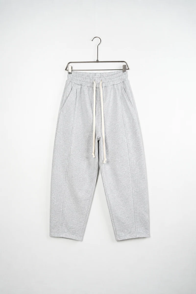 Imagine de prezentare: pantaloni baggy felpați bărbați gri melanj; vedere frontală pe umeraș.