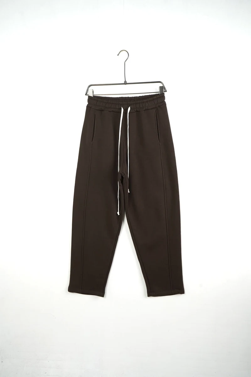 Pantaloni baggy felpați bărbați maro — vedere frontală pe umeraș.