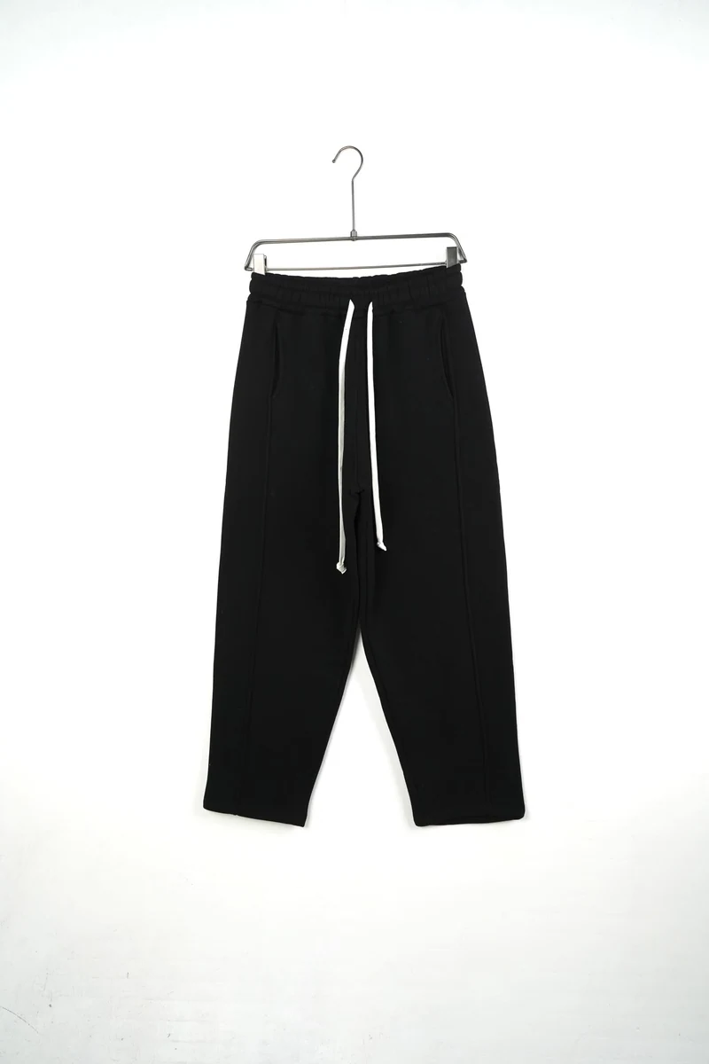 Vedere frontală pe umeraș: pantaloni baggy felpați bărbați negri.