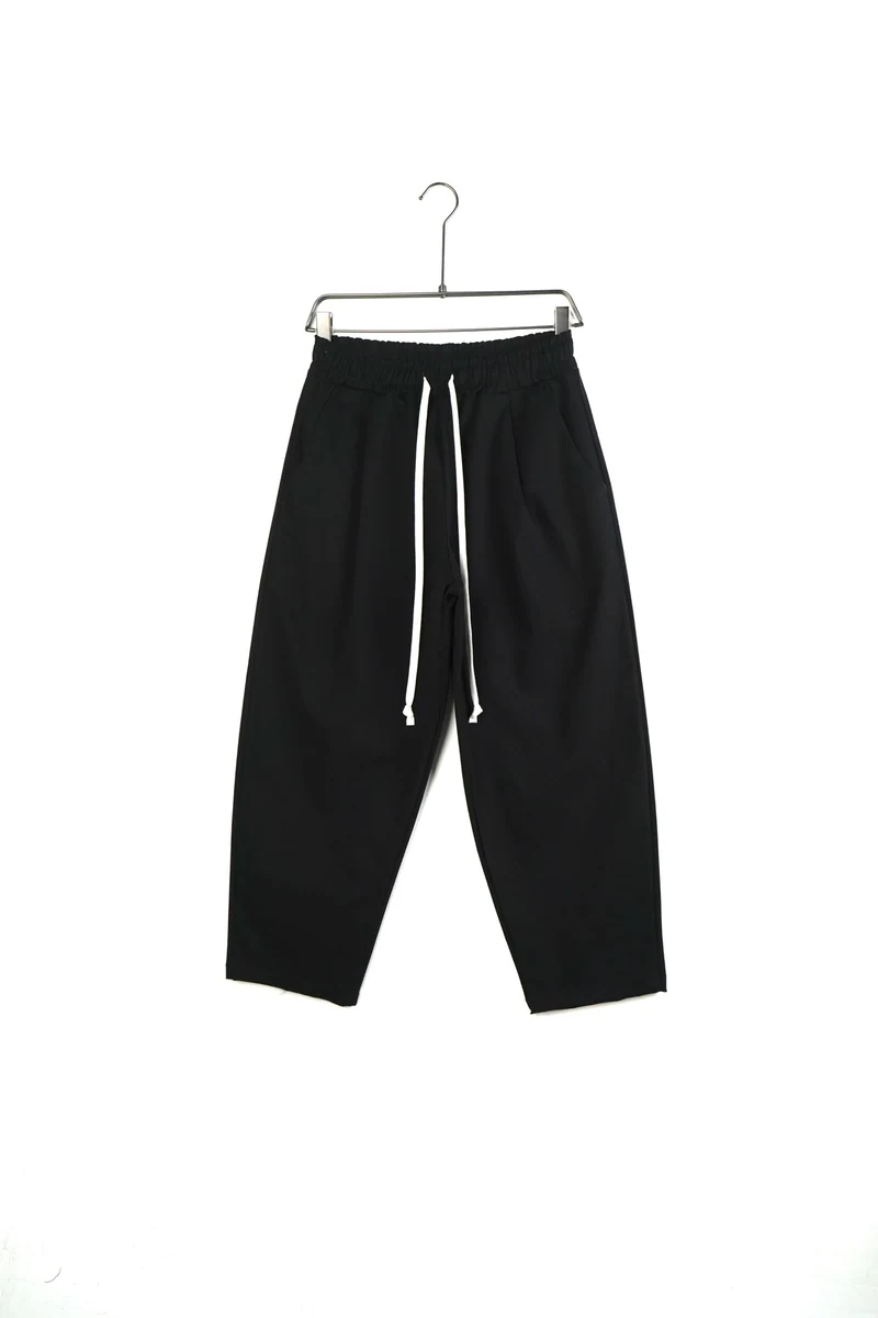 Pantaloni baggy fit bărbați negri din bumbac 98% – fabricați în italia, vedere frontală pe umeraș, în catalogul editorial.