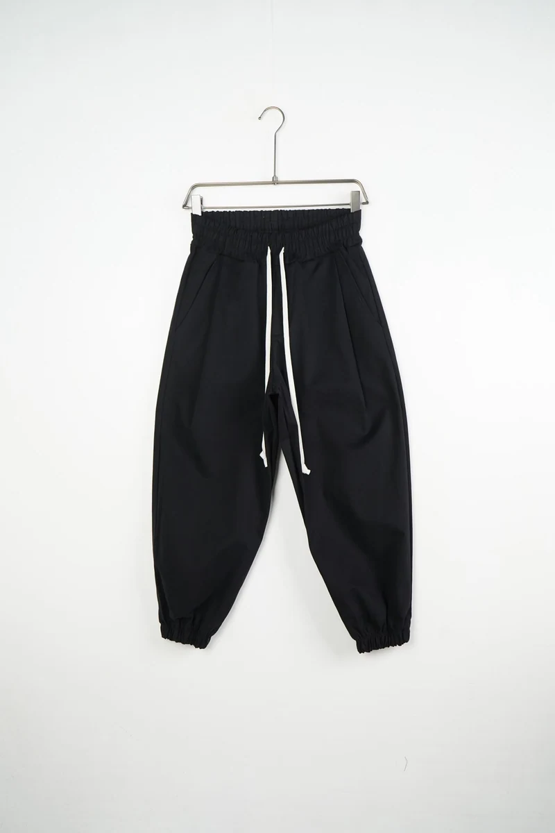 Imagine de prezentare: pantaloni balloon fit bărbați negri din bumbac 98% – fabricați în italia; vedere frontală pe umeraș.