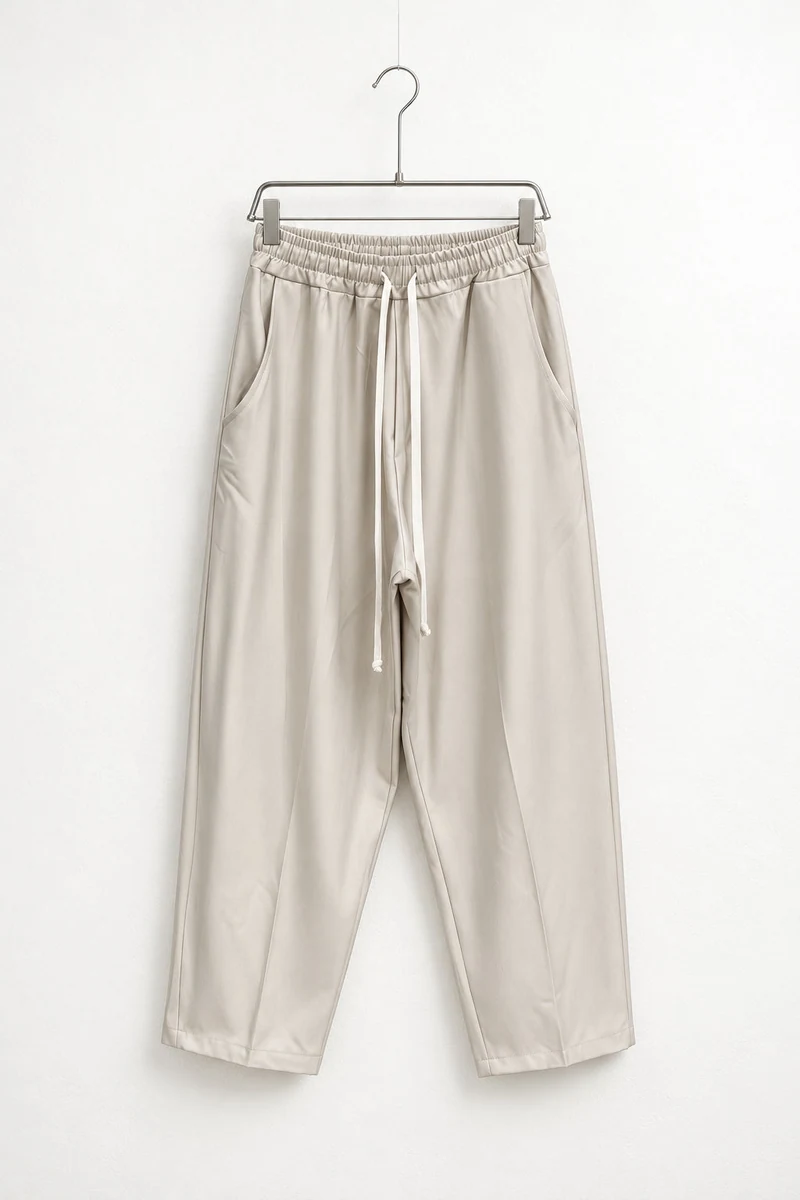 Vedere frontală pe umeraș a modelului: pantaloni bărbați bej deschis largi cu șnur lung.
