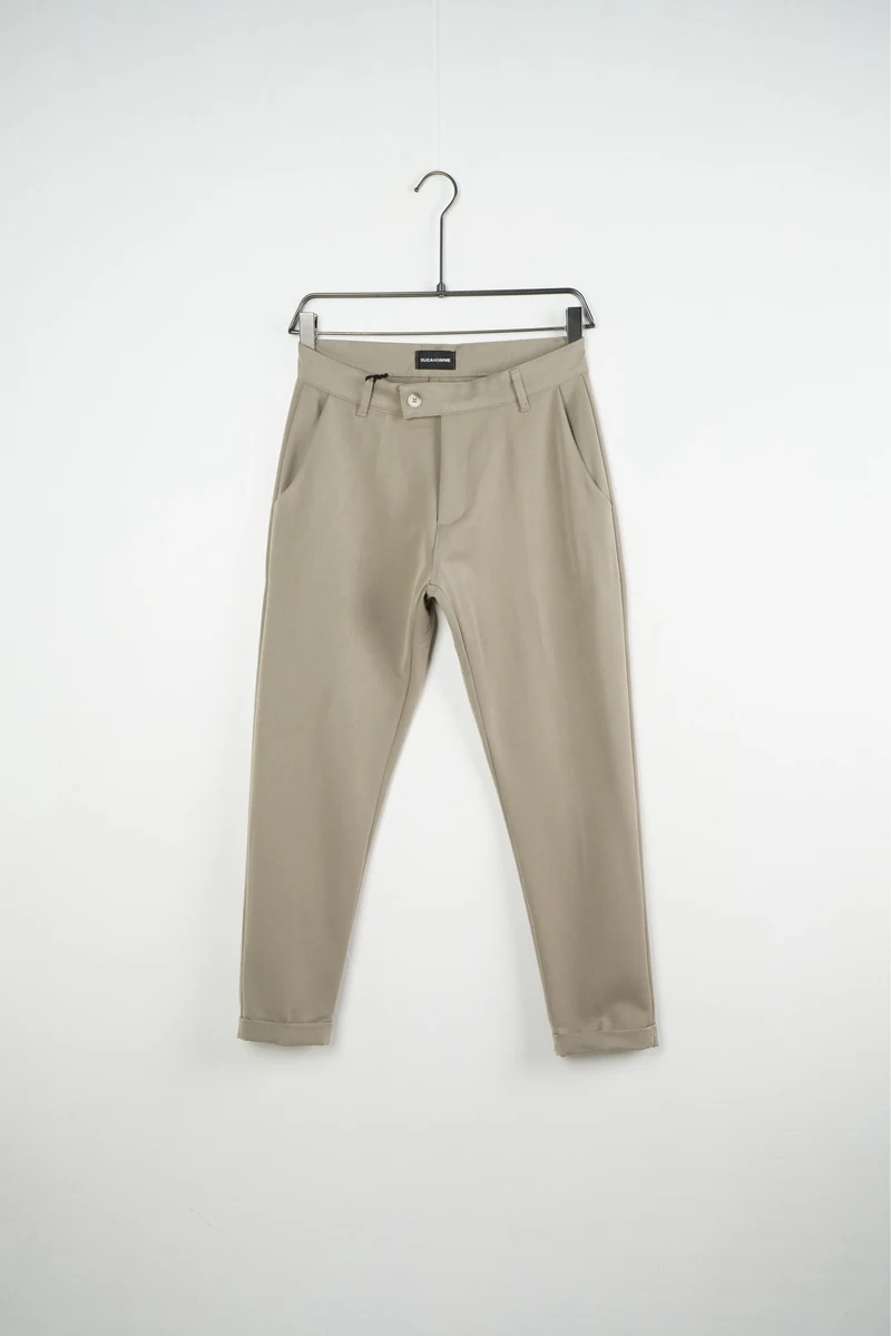 Pantaloni bărbați bej slim fit, vedere frontală pe umeraș, în catalogul editorial.