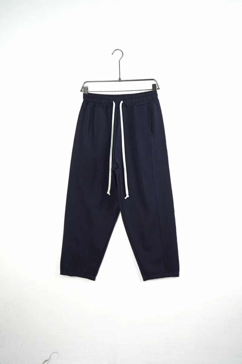 Imagine de prezentare: pantaloni bărbați bleumarin baggy cu cusături frontale; vedere frontală pe umeraș.