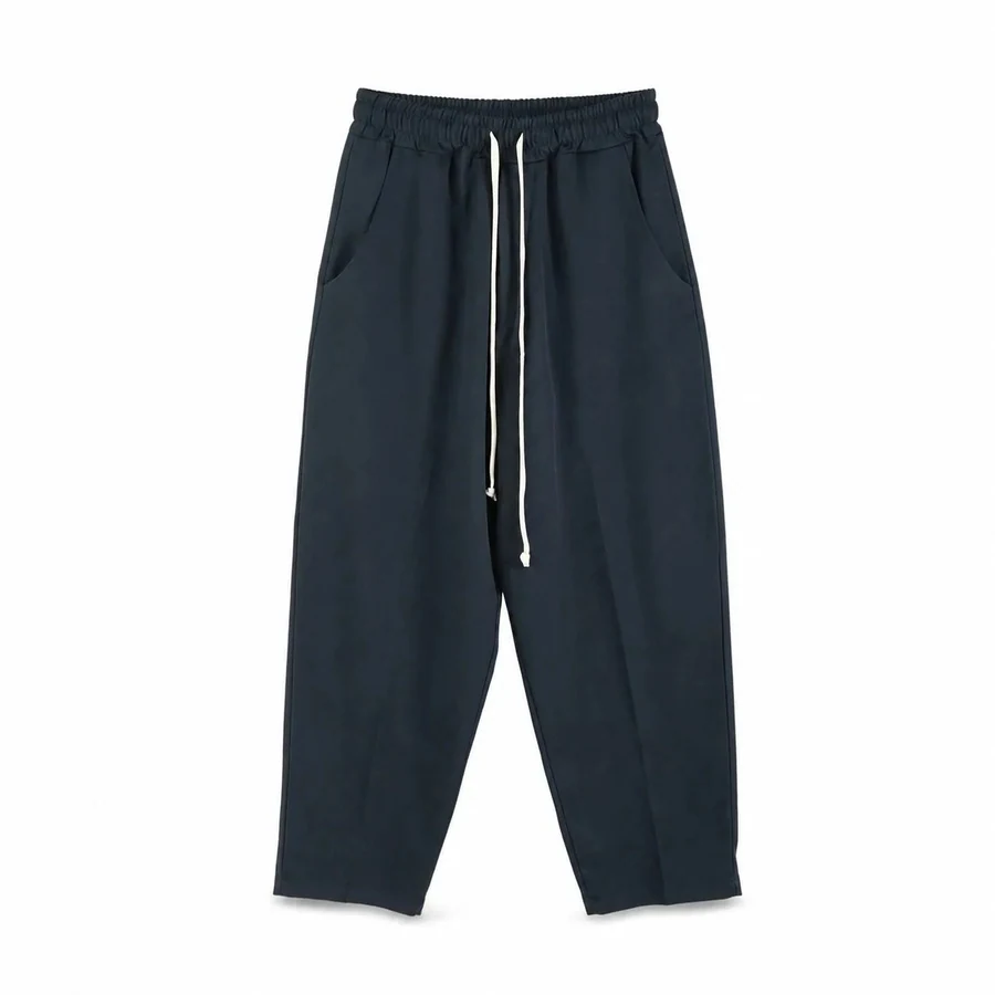 Imagine de prezentare: pantaloni bărbați bleumarin - croială largă (wide leg) cu șnur lung; prezentare pe model.