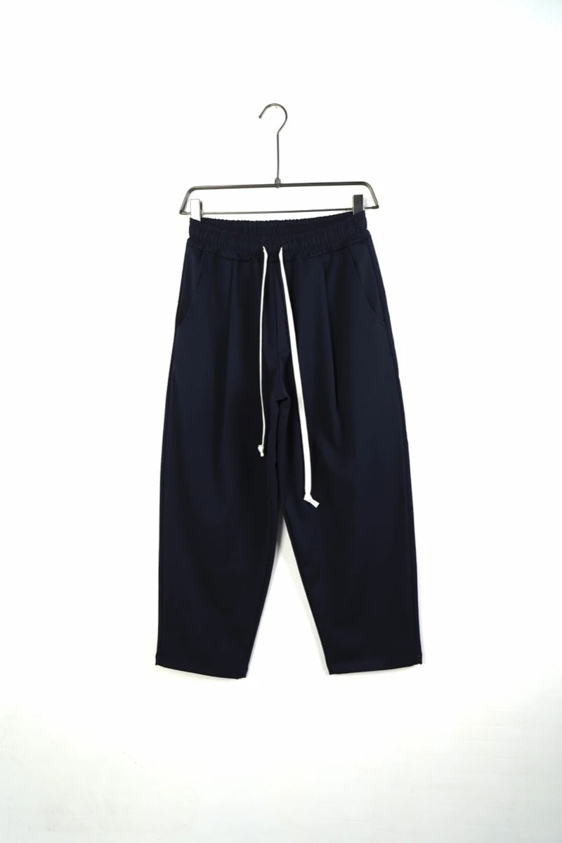 Vedere frontală pe umeraș: pantaloni bărbați bleumarin cu talie elastică și șnur.