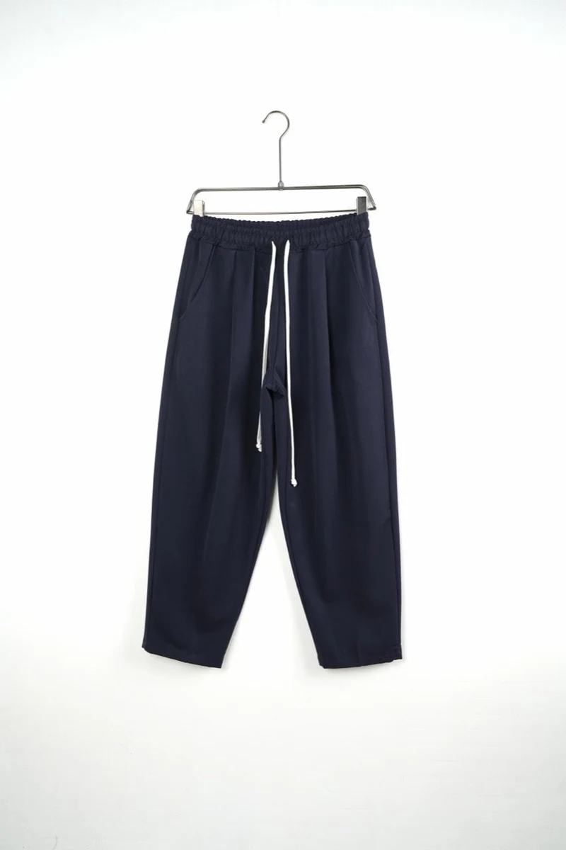 Vedere frontală pe umeraș a modelului: pantaloni bărbați bleumarin largi baggy.