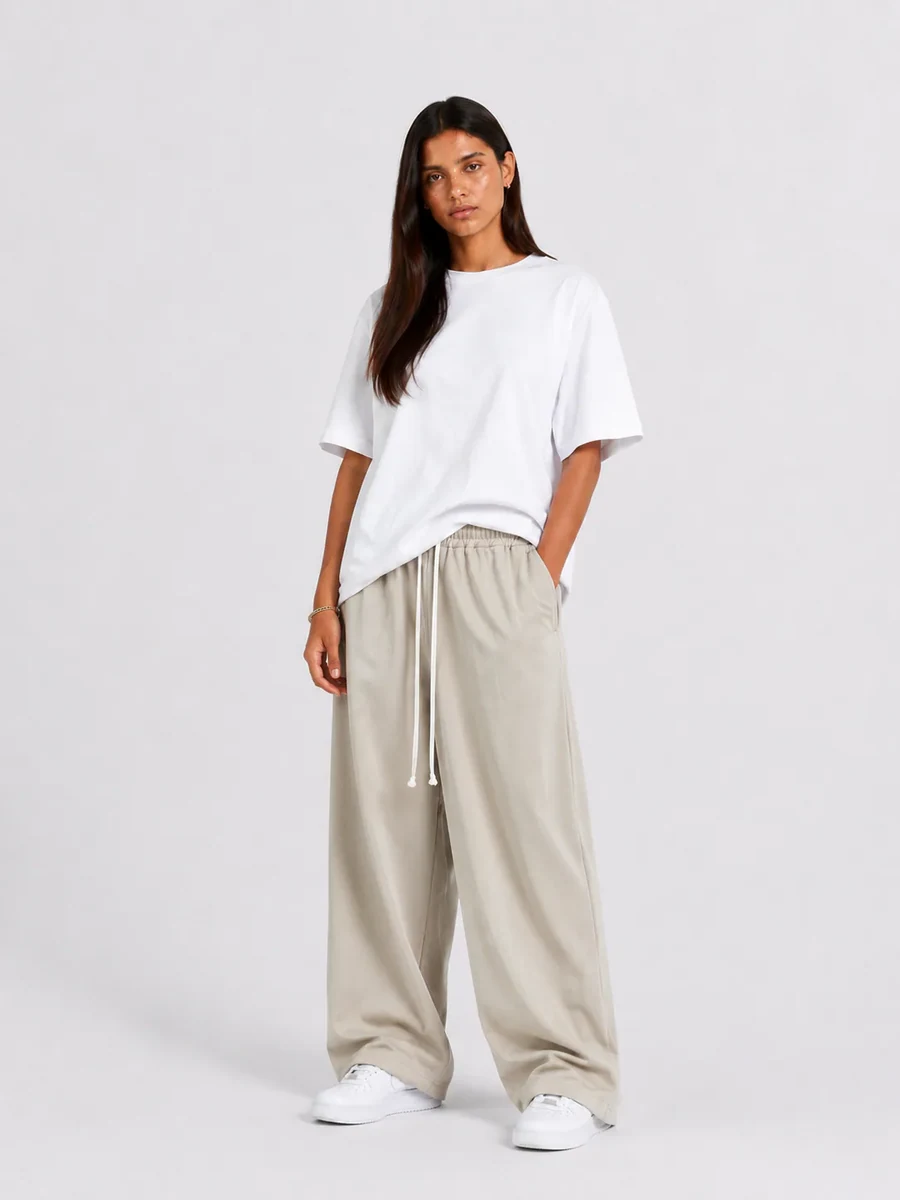 Pantaloni bărbați camel - croială largă (wide leg) cu șnur lung; prezentare pe model pentru compararea croielii.