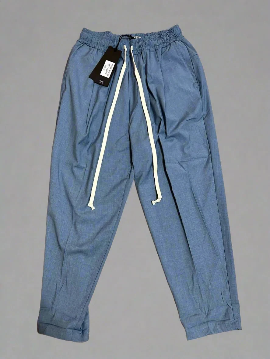 Fotografie de catalog a modelului: pantaloni bărbați casual albastri cu șnur.