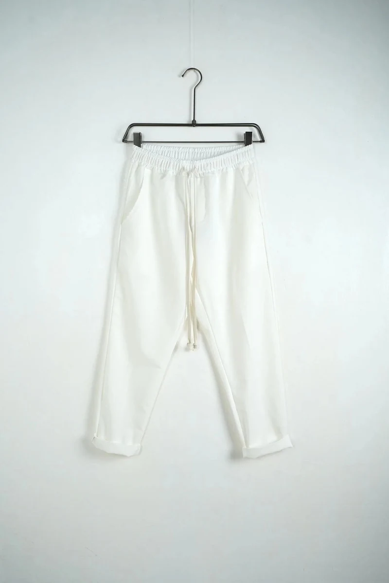 Pantaloni bărbați casual albi cu șnur — vedere frontală pe umeraș.