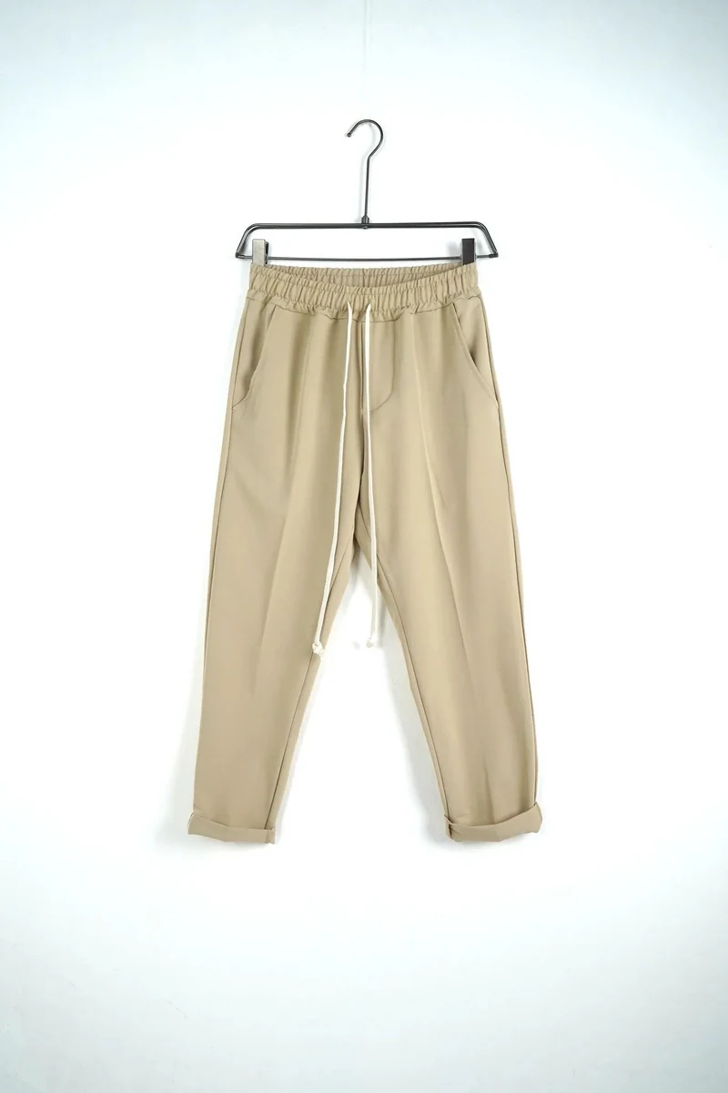 Vedere frontală pe umeraș: pantaloni bărbați casual beige cu șnur.