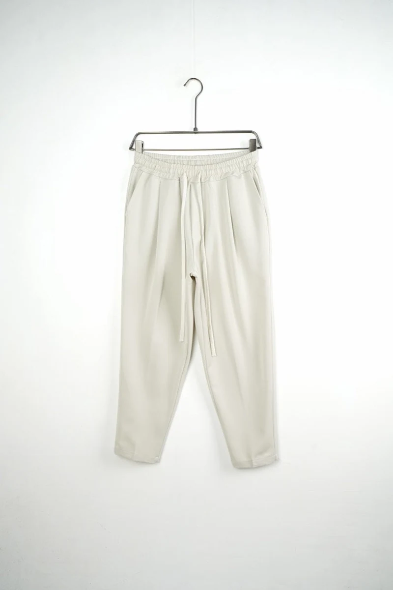 Imagine de prezentare: pantaloni bărbați crem carrot fit; vedere frontală pe umeraș.