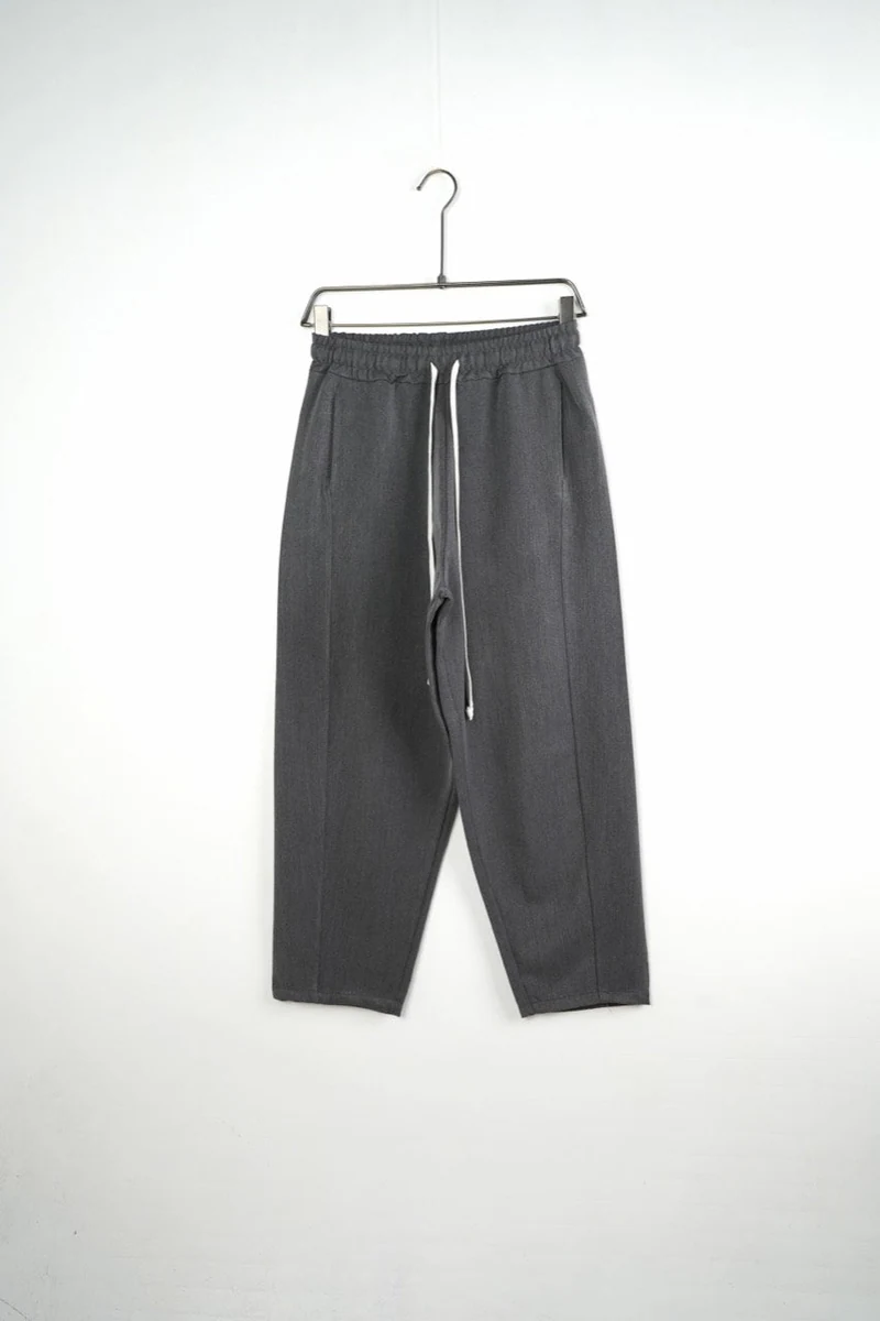 Pantaloni bărbați gri baggy cu cusături frontale — vedere frontală pe umeraș.