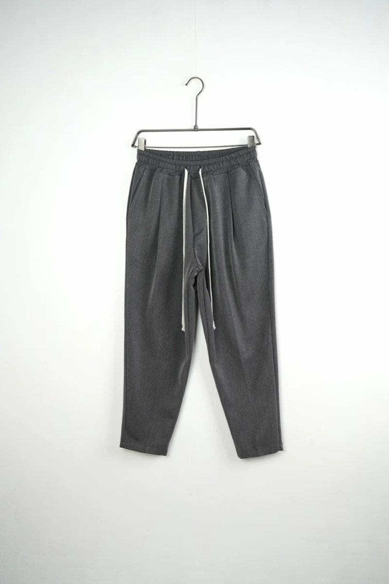 Vedere frontală pe umeraș: pantaloni bărbați gri carrot fit.
