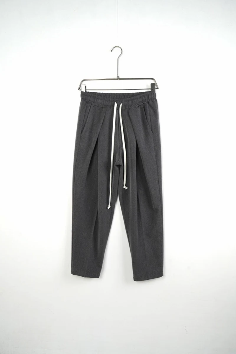 Vedere frontală pe umeraș: pantaloni bărbați gri cu pense și talie elastică.