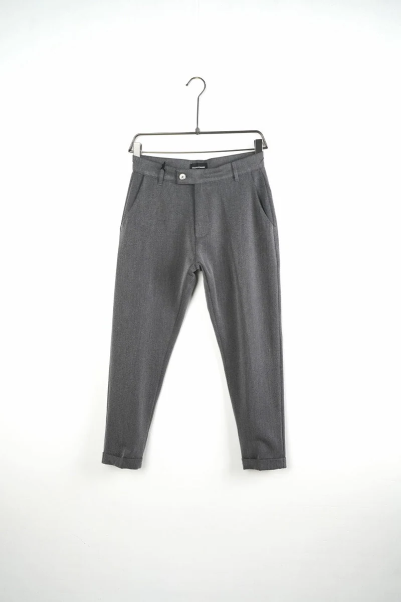 Pantaloni bărbați gri slim fit, vedere frontală pe umeraș, în catalogul editorial.