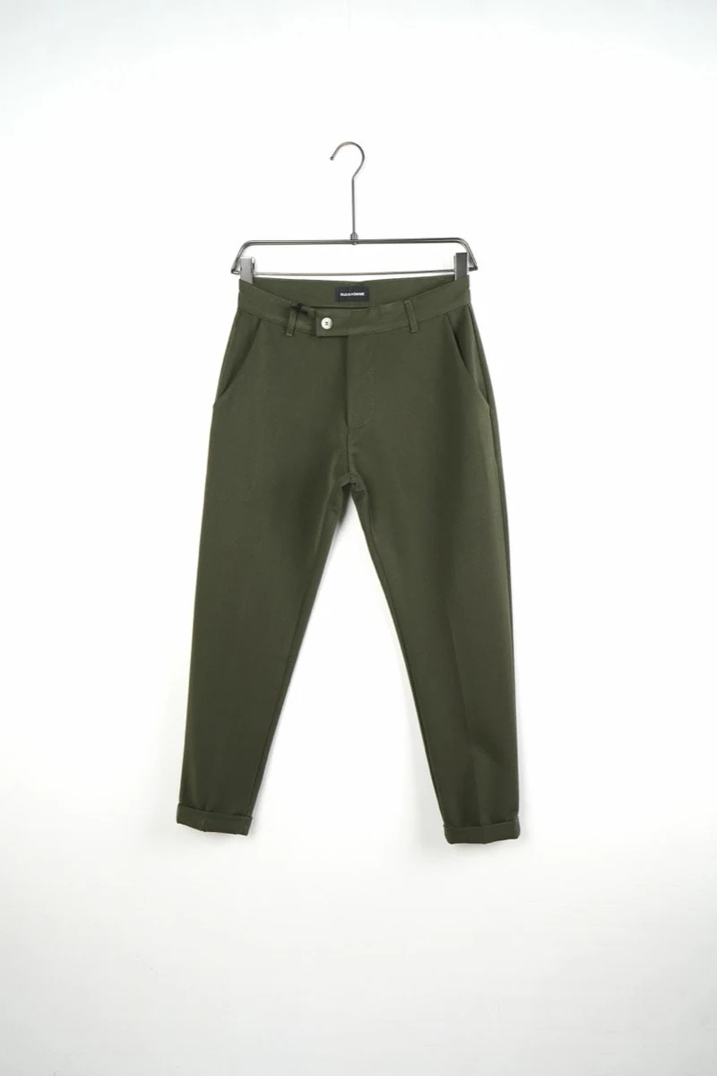 Imagine de prezentare: pantaloni bărbați kaki slim fit; vedere frontală pe umeraș.