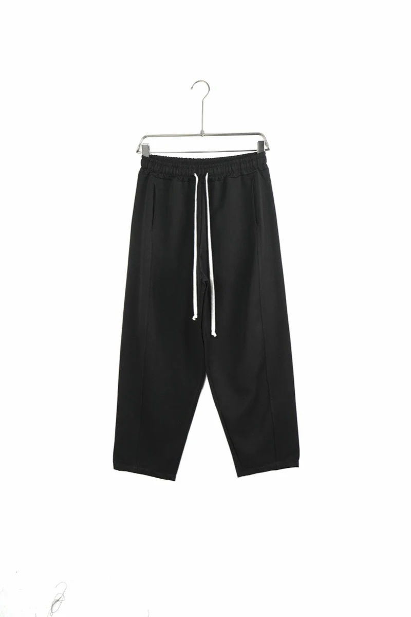 Pantaloni bărbați negri baggy cu cusături frontale — vedere frontală pe umeraș.