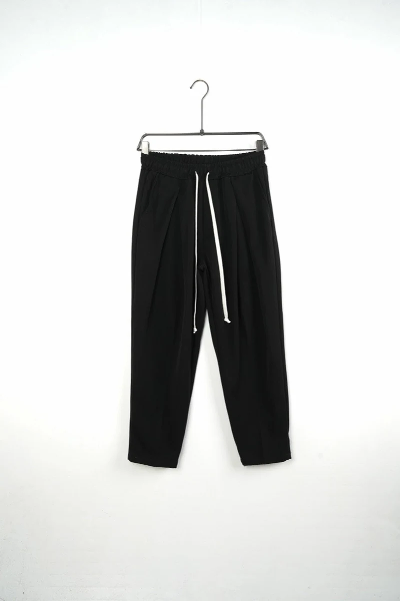 Pantaloni bărbați negri cu pense și talie elastică, vedere frontală pe umeraș, în catalogul editorial.