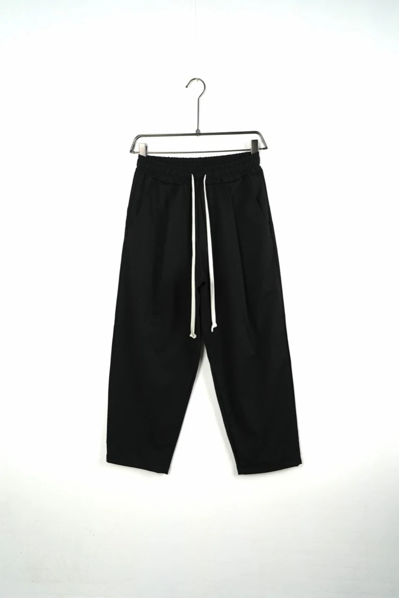 Imagine de prezentare: pantaloni bărbați negri cu talie elastică și șnur; vedere frontală pe umeraș.