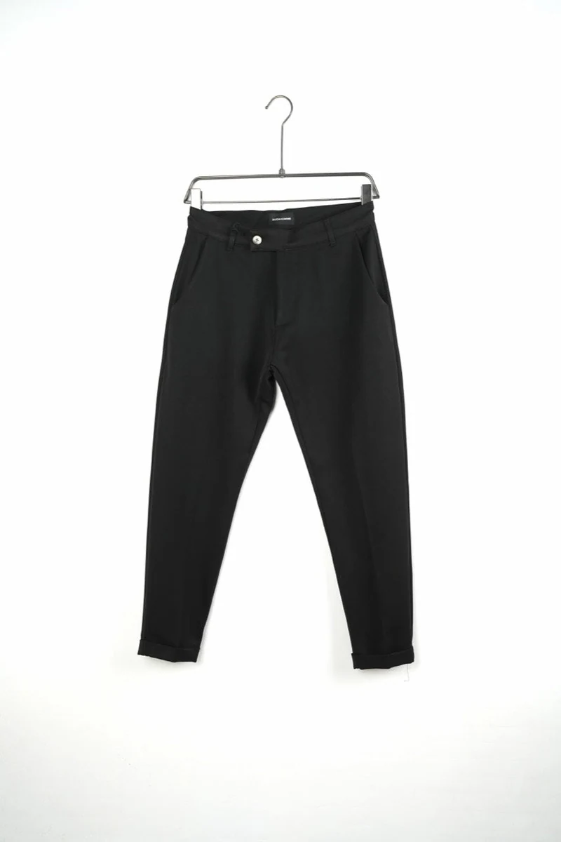 Vedere frontală pe umeraș: pantaloni bărbați negri slim fit.