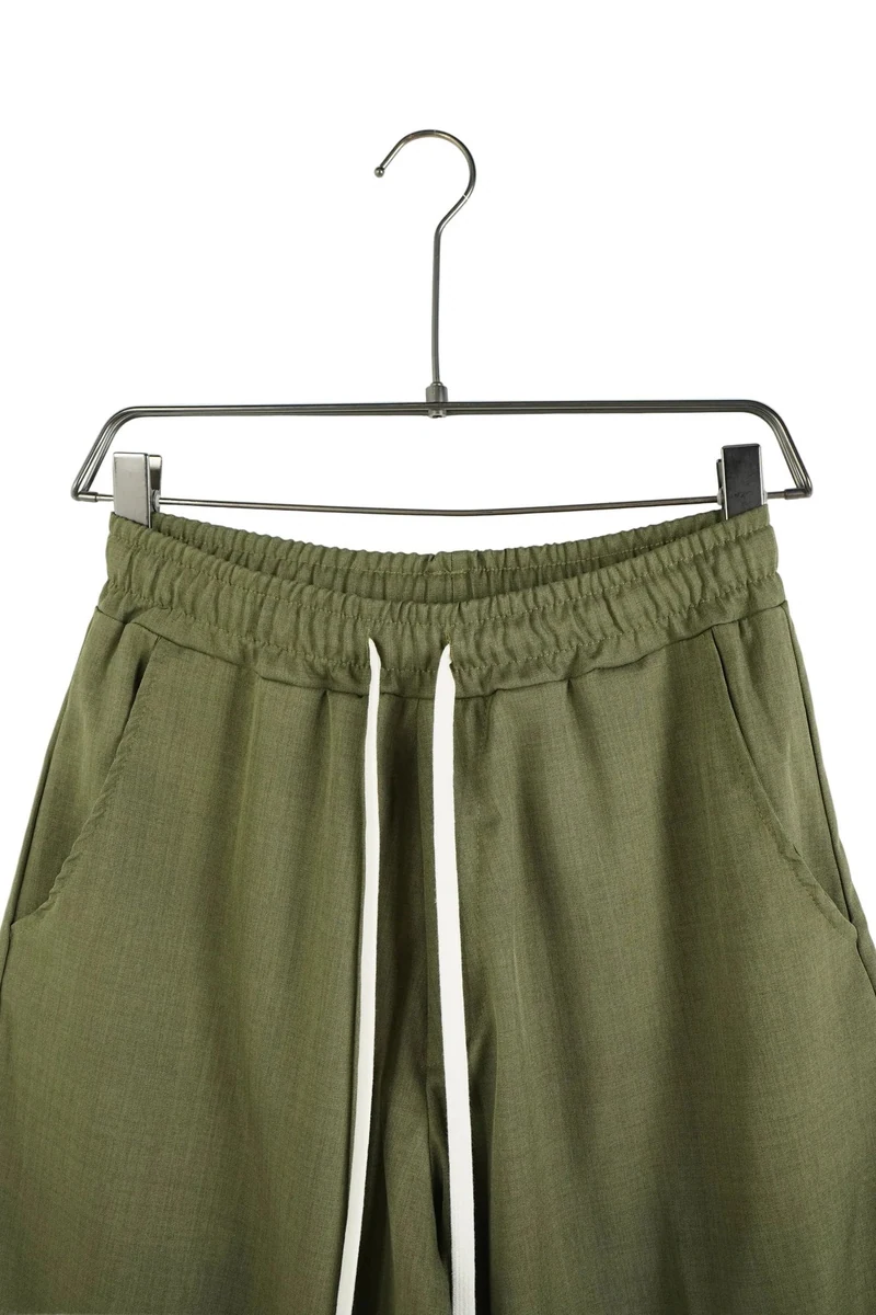 Fotografie de catalog a modelului: pantaloni bărbați verzi - croială largă (wide leg) cu șnur lung.