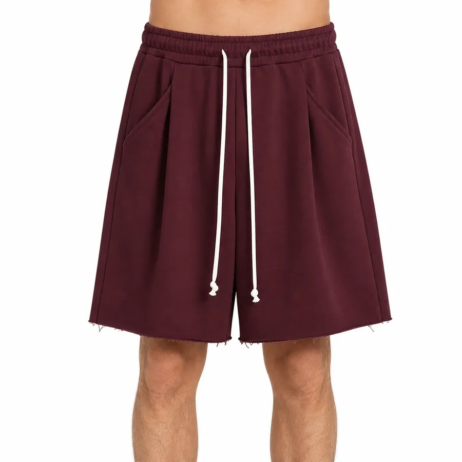 Fotografie de catalog: pantaloni burgundy oversized cu cusătură frontală și șnur lung.