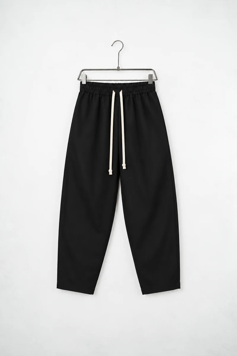 Imagine de prezentare: pantaloni casual bărbați negri cu croială tapered; vedere frontală pe umeraș.