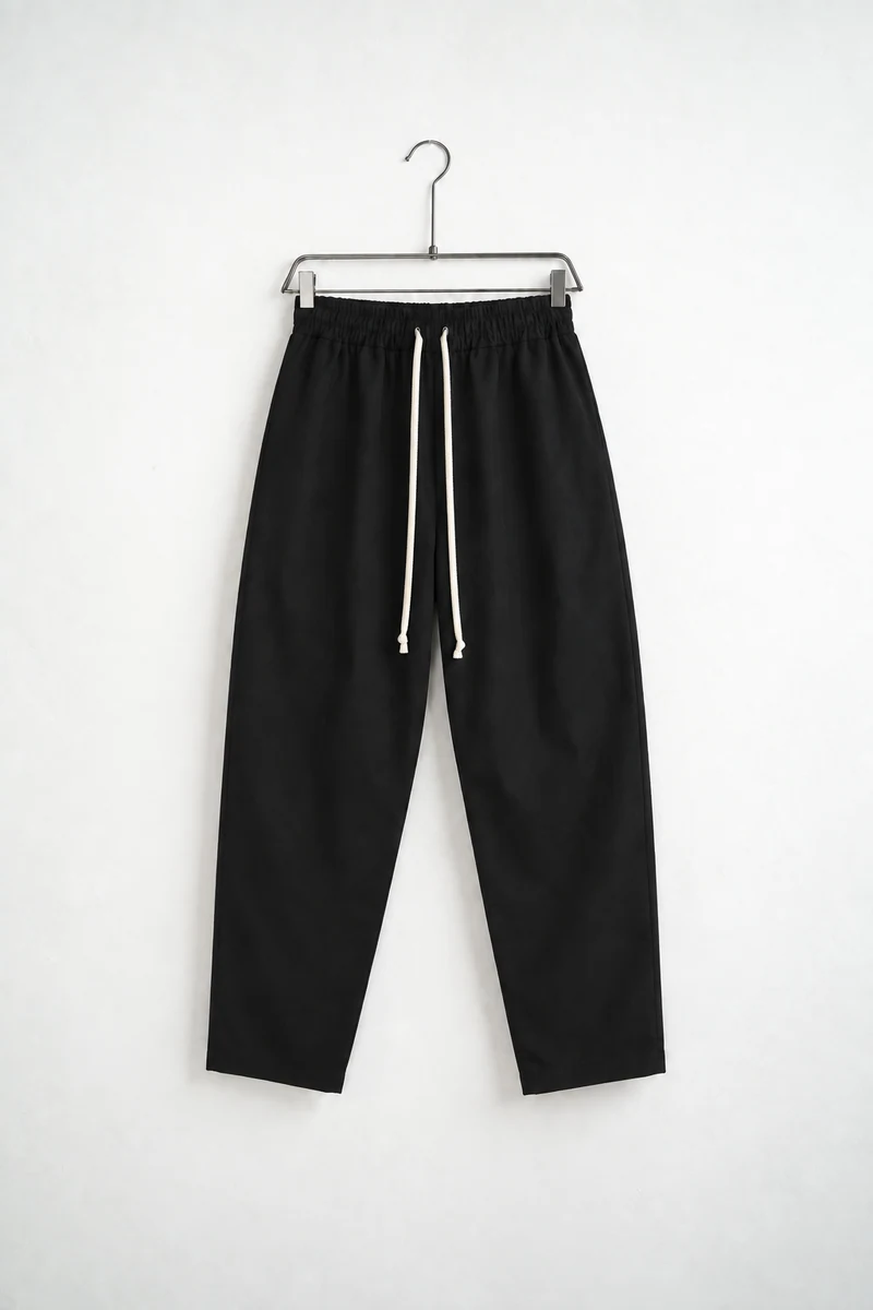 Pantaloni casual bărbați negri fabricați în italia, vedere frontală pe umeraș, în catalogul editorial.