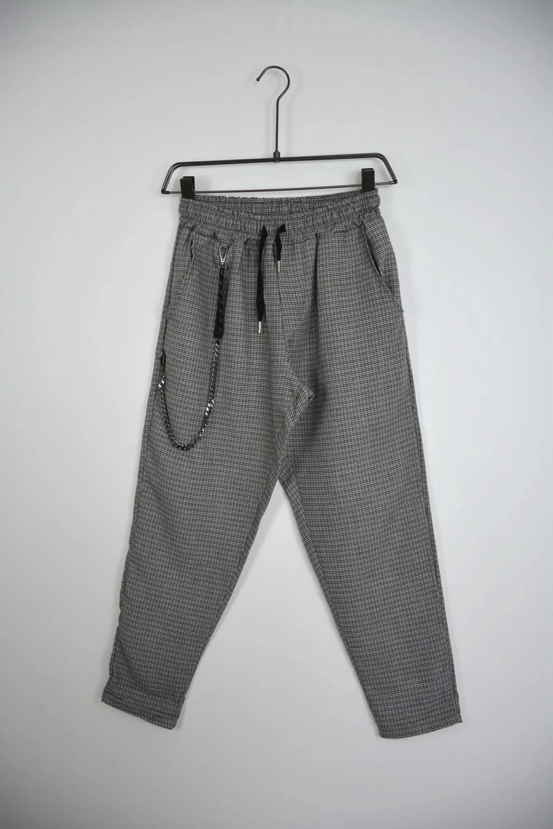 Pantaloni cu model grafic pentru bărbați – stil urban, casual & original, vedere frontală pe umeraș, în catalogul editorial.