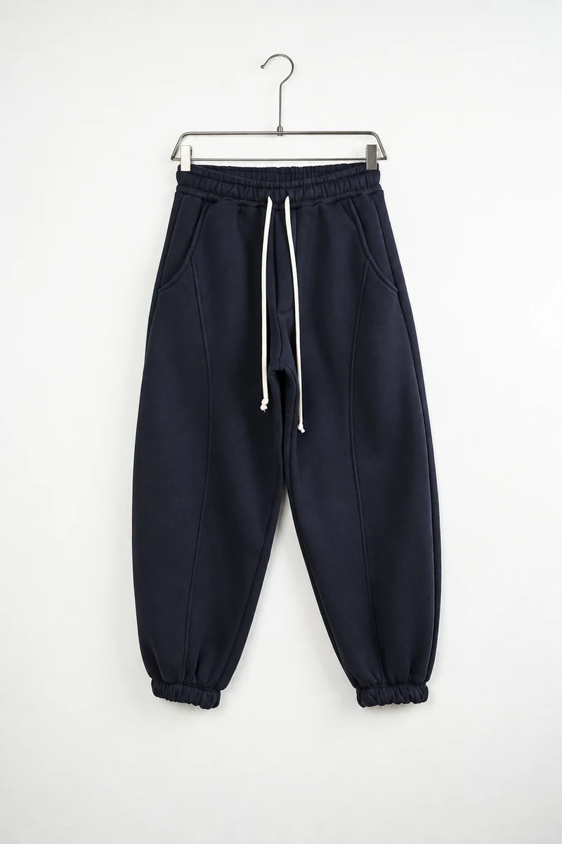 Vedere frontală pe umeraș a modelului: pantaloni jogger balloon fit bărbați bleumarin.
