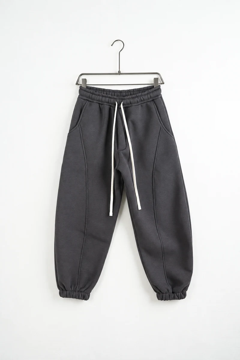 Pantaloni jogger balloon fit bărbați gri antracit — vedere frontală pe umeraș.