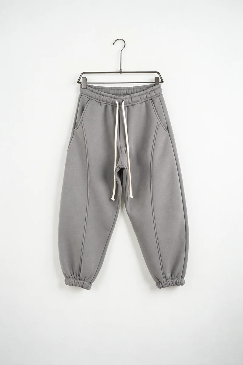 Imagine de prezentare: pantaloni jogger balloon fit bărbați gri campus; vedere frontală pe umeraș.