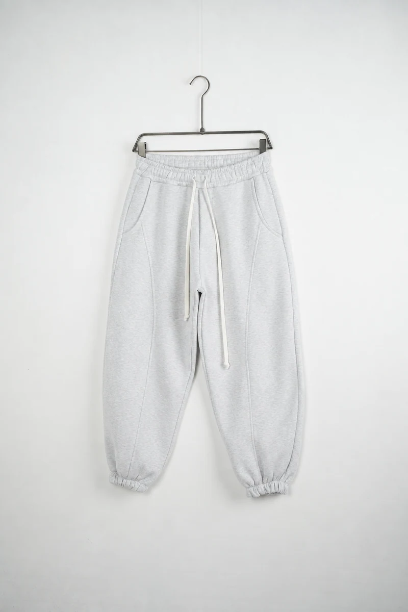 Vedere frontală pe umeraș: pantaloni jogger balloon fit bărbați gri melanj.