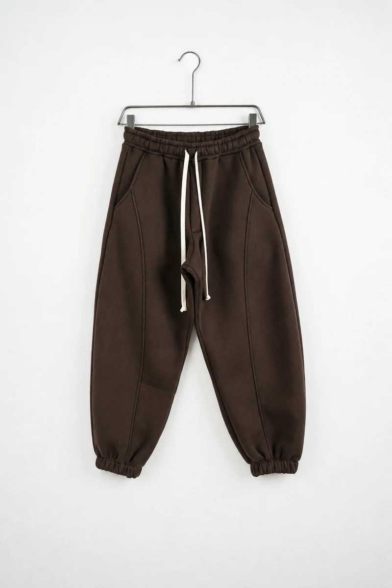Pantaloni jogger balloon fit bărbați maro, vedere frontală pe umeraș, în catalogul editorial.