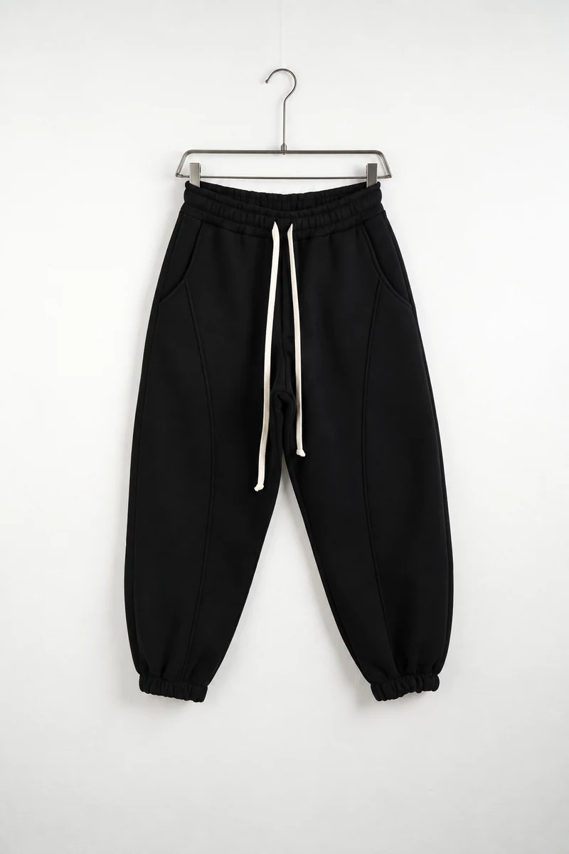 Imagine de prezentare: pantaloni jogger balloon fit bărbați negri; vedere frontală pe umeraș.