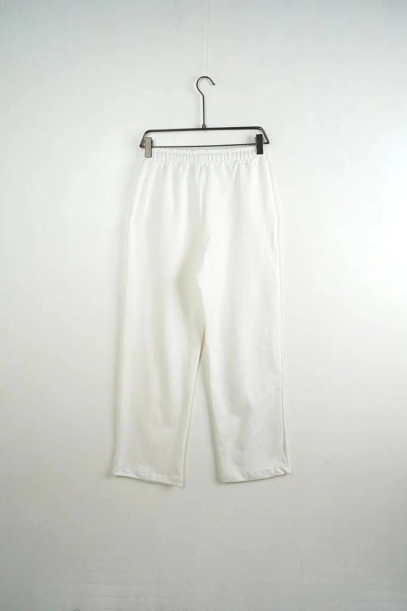 Imagine de prezentare: pantaloni largi albi de trening pentru bărbați; vedere frontală pe umeraș.