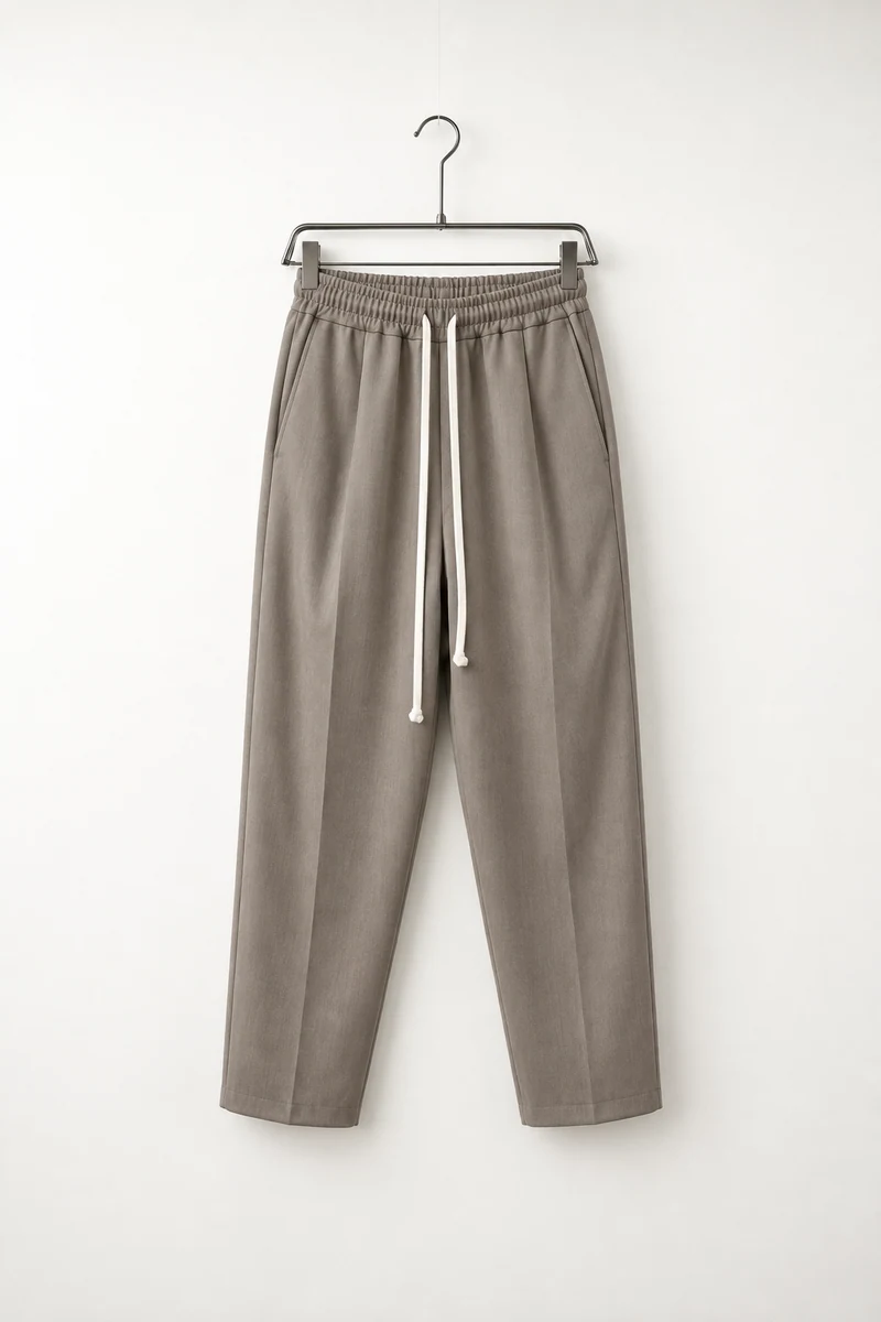 Vedere frontală pe umeraș a modelului: pantaloni largi bărbați grej cu șnur lung.