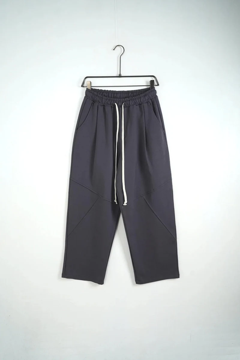 Vedere frontală pe umeraș a modelului: pantaloni largi gri de trening pentru bărbați cu model.