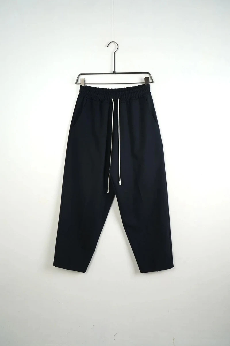 Pantaloni lungi bărbați bleu marin largi, vedere frontală pe umeraș, în catalogul editorial.
