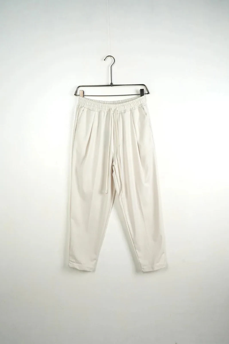 Vedere frontală pe umeraș: pantaloni lungi bărbați casual albi cu șnur.