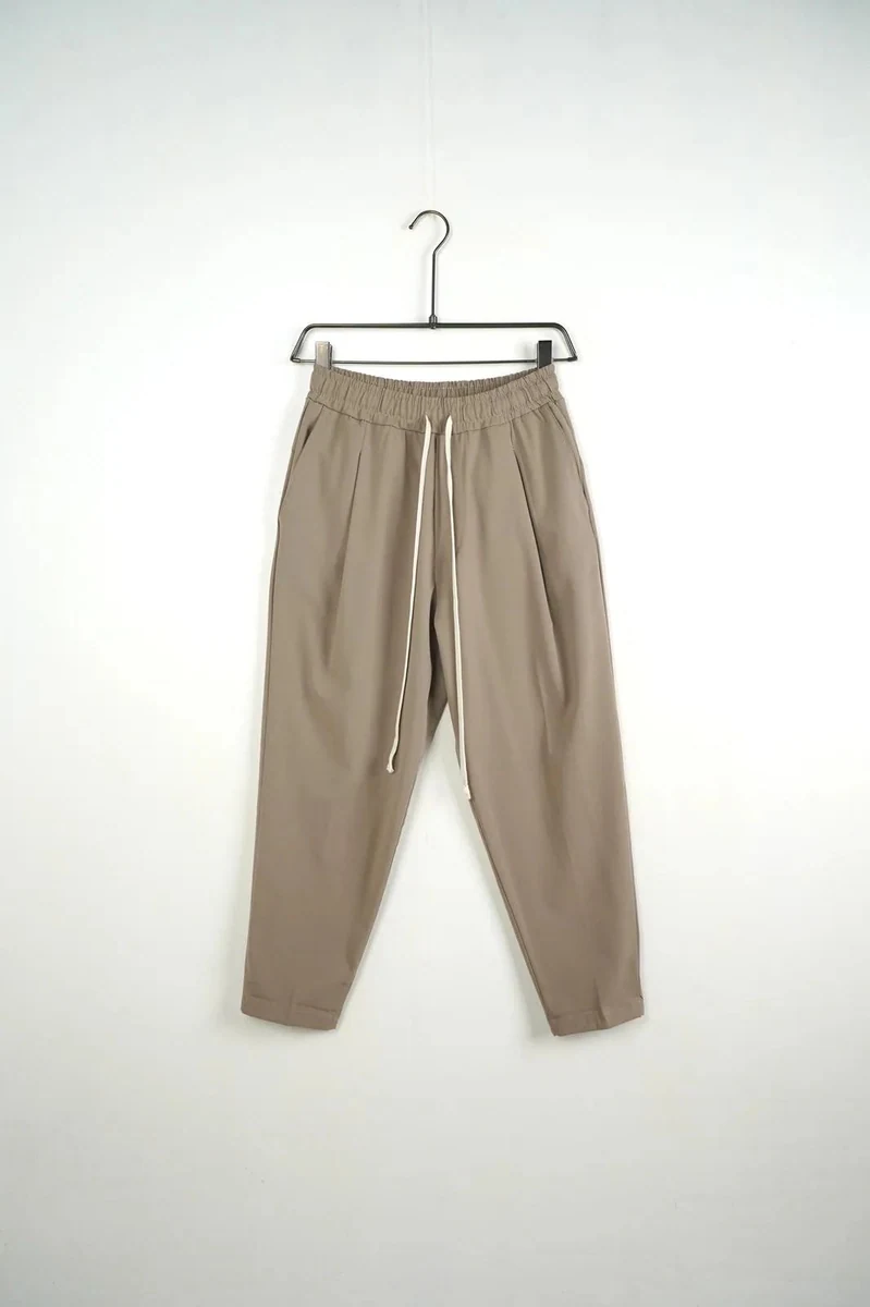 Pantaloni lungi bărbați casual crem cu șnur, vedere frontală pe umeraș, în catalogul editorial.