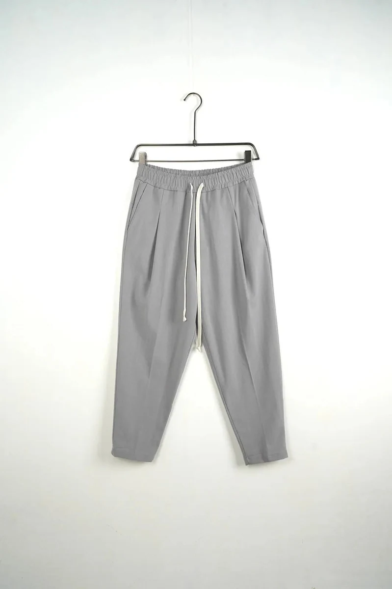 Imagine de prezentare: pantaloni lungi bărbați casual gri cu șnur; vedere frontală pe umeraș.
