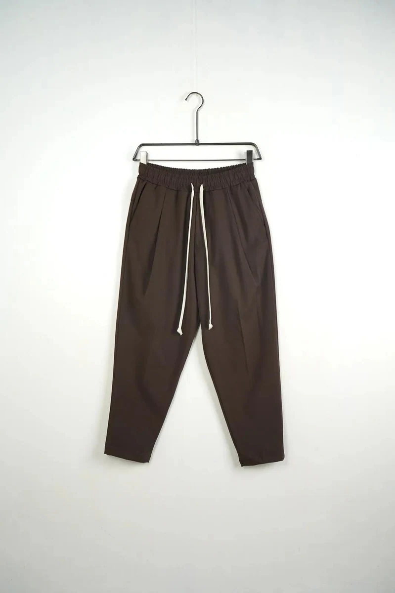 Pantaloni lungi bărbați casual maro cu șnur; vedere frontală pe umeraș pentru compararea croielii.